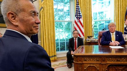 Le vice-Premier ministre chinois Liu He et le président américain Donald Trump lors d'une rencontre dans le bureau ovale de la Maison Blanche, le 12 octobre 2019. (YURI GRIPAS / REUTERS)