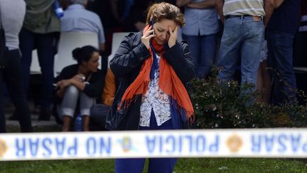 Une proche d'une victime du d&eacute;raillement du train de Saint-Jacques-de-Compostelle (Espagne) attend des nouvelles, le 25 juillet 2013. (BRAIS LORENZO / AP / SIPA)