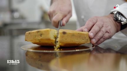 VIDEO. Quand le chef Georges Blanc découvre et réalise la recette oubliée du "gâteau merveilleux" de sa grand-mère