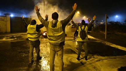 Des "gilets jaunes" manifestent contre l'augmentation des taxes sur les carburants, le 29 novembre 2018 devant le dépôt pétrolier du Mans (Sarthe).&nbsp; (JEAN-FRANCOIS MONIER / AFP)