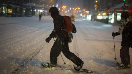 D'autres encore ont sorti les raquettes, comme ici dans le quartier de Chinatown, à New York. (JOHN TAGGART / EPA)