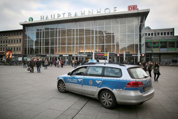 Une voiture de police devant la gare ferroviaire de Cologne (Allemagne), le 5 janvier 2016. (OLIVER BERG / DPA / AFP)