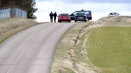 Des gendarmes effectuent des recherches dans le bois de la Maison dieu en bordure de l'autoroute A6, à Saint-Cyr-les-Colons (Yonne). (MAXPPP)