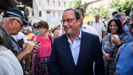 Francois Hollande à l'entrée d'une librairie pour une séance de dédicace à Saint-Cyr-sur-Mer (Var), le 5 août 2018. (FRANCK BESSIERE / HANS LUCAS)