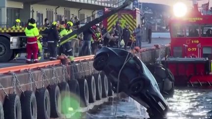 Sauvetage spectaculaire dans un fjord d’Oslo (Norvège). Les occupants de la voiture tombée dans l’eau ont été sauvés par un sauna flottant. (franceinfo)