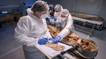 Ouverture et étude à Toulouse d'un sarcophage de Notre-Dame de Paris. (DENIS GLIKSMAN / INRAP)