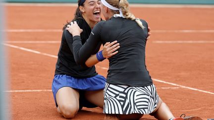 Caroline Garcia tombe dans les bras de Kristina Mladenovic (THOMAS SAMSON / AFP)