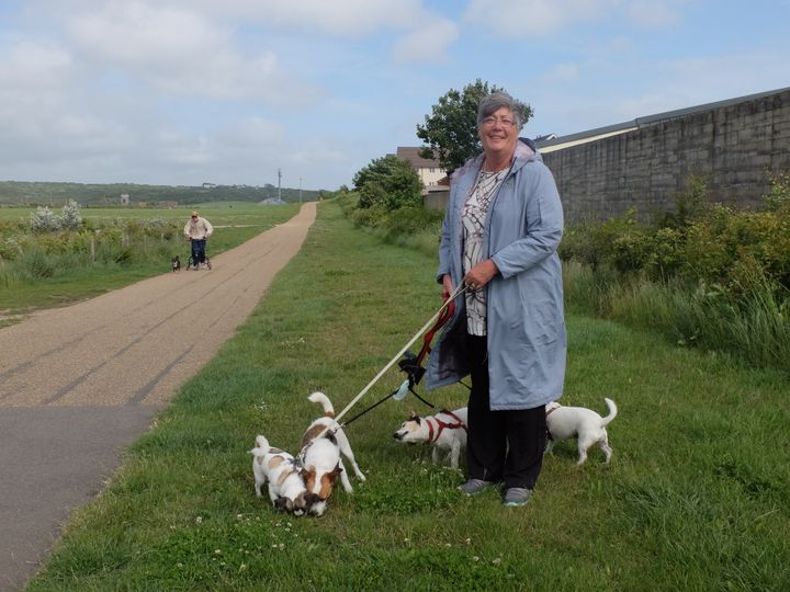 Tina, habitante de Peacehaven, dans la banlieue de Brighton, mercredi 7&nbsp;juin 2017. (MARIE-ADELAIDE SCIGACZ / FRANCEINFO)