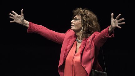 Sophia Loren remercie le public du festival Lumière à Lyon le 13 octobre 2015
 (JEAN-PHILIPPE KSIAZEK / AFP)