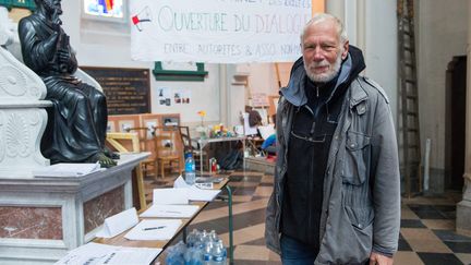 Le prêtre Philippe Demeestère et deux bénévoles du Secours catholique sont en grève de la faim depuis le 11 octobre, en l'église de Saint-Pierre de Calais. Ici, le 27 octobre 2021.&nbsp; (MATHIEU PATTIER / MAXPPP)