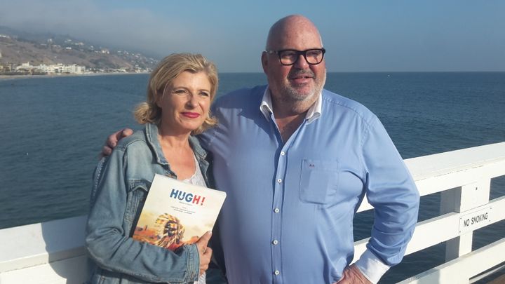 Murielle Nouchy et Michel Salaün à Malibu, et la nouvelle brochure Hugh ! de Salaün Holidays&nbsp; (Photo Emmanuel Langlois)