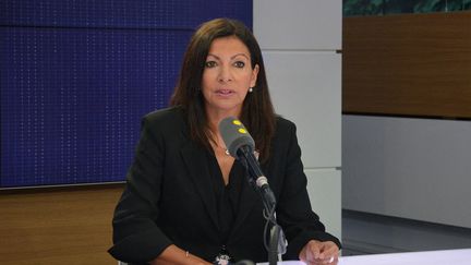 Anne Hidalgo dans le studio de franceinfo le 28 août 2017 (JEAN-CHRISTOPHE BOURDILLAT / FRANCE-INFO)