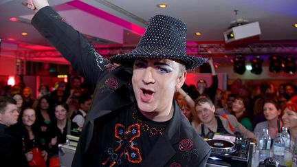 En parlant de maturit&eacute;, Boy George, 50 ans, toujours aussi &agrave; l'aise pour faire l'avion en bo&icirc;te de nuit. Mignon ou path&eacute;tique? (HAAS / AGENCY PEOPLE IMAGE / SIPA)