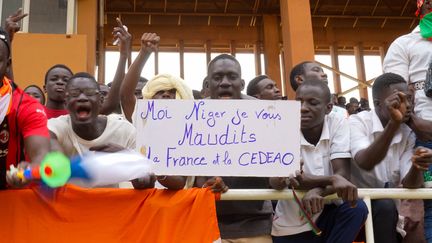 Des partisans des putschistes étaient rassemblés à Niamey, au Niger, le 6 août 2023. (ISSIFOU DJIBO / EPA)