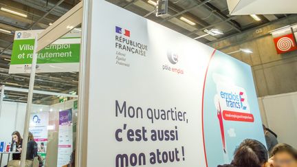 Le stand des "emplois francs"&nbsp;au&nbsp;Salon des services a la personne et de l'emploi a domicile à Paris, le 29 novembre 2022. (BRUNO LEVESQUE / MAXPPP)