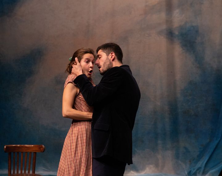 Héloïse Lecointre (Charlotte) entre les mains d'Arthur Fourcade (Dom Juan) (MICHEL/CAVALCA)