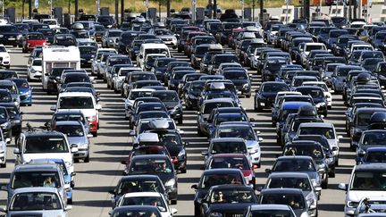 Un embouteillage avant la station de péage de l'A7, le 6 août 2016, à hauteur de Vienne (Isère). (PHILIPPE DESMAZES / AFP)