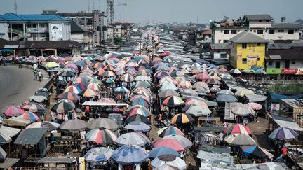 Sur un marché de Port Harcourt (Nigeria), le 27 février 2019. (YASUYOSHI CHIBA / AFP)