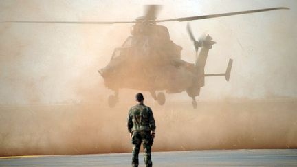 Un h&eacute;licopt&egrave;re Tigre fran&ccedil;ais d&eacute;colle &agrave; Mopti (Mali), le 2 f&eacute;vrier 2013. (PASCAL GUYOT / AFP)