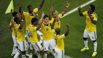 La Colombie s'illustre pour ses danses de c&eacute;l&eacute;bration, comme ici apr&egrave;s le but du prodige James Rodriguez contre l'Uruguay, le 28 juin &agrave; Rio. Ce dernier termine&nbsp;meilleur buteur de la comp&eacute;tition avec six r&eacute;alisations. (FABRIZIO BENSCH / POOL / AFP)