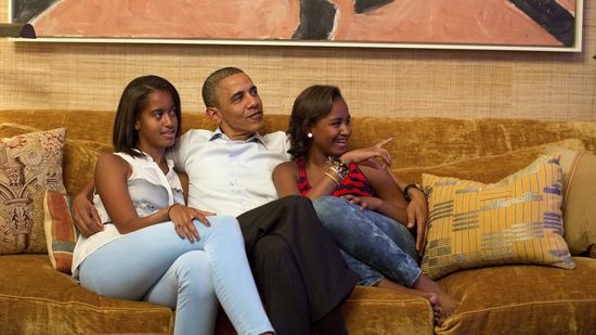 Barack Obama et ses filles regardent le discours de la First Lady, Michelle Obama, depuis le canap&eacute; de la Maison Blanche, le 4 septembre 2012. (REUTERS)