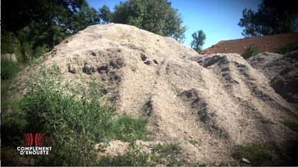 Complément d'enquête. Saint-Martin-de-Crau : des tonnes de déchets enfouis illégalement dans une manade, au cœur d'un site protégé ?