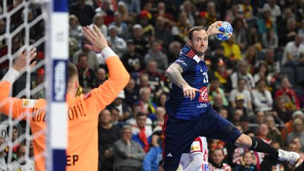 Le handballeur français Valentin Porte, lors des championnats d'Europe de Handball, à Cologne (Allemagne), le 18 janvier 2024. (INA FASSBENDER / AFP)