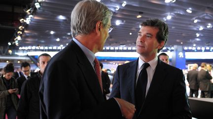 Arnaud Montebourg s'est rendu au Mondial de l'auto, &agrave; Paris, o&ugrave; il a rencontr&eacute; Philippe Varin, patron de PSA, jeudi 27 septembre. (ERIC PIERMONT / AFP)