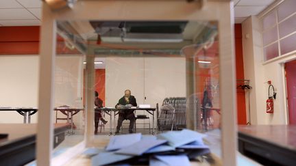 Dans un bureau de vote à Melle (Deux-Sèvres), le 14 mars 2010. (ALAIN JOCARD / AFP)