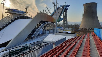 L’ancien complexe&nbsp;sidérurgique&nbsp;de Shougang a été transformé pour accueillir le ski acrobatique et le snowboard lors des Jeux olympiques de Pékin 2022, avec notamment un grand plongeoir de 60 mètres de haut. (SEBASTIEN BERRIOT / RADIO FRANCE)