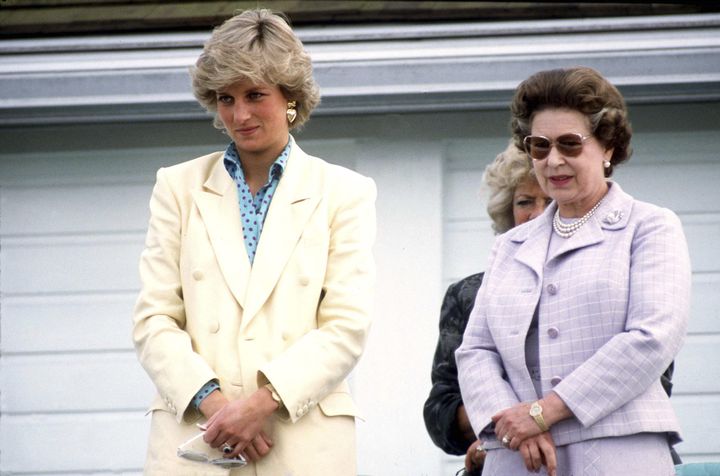 La princesse Diana et la reine Elizabeth II, le 31 mai 1987 à Londres (Royaume-Uni). (TIM GRAHAM PHOTO LIBRARY / GETTY IMAGES)