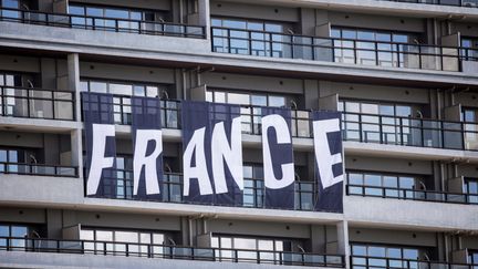 Banderole "France" dans le village olympique&nbsp; à Tokyo (Japon), le 18 juillet 2021. (AFP)