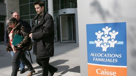 Des personnes quittent le si&egrave;ge parisien de la Caisse nationale des allocations familiales (Cnaf), le 27 mars 2007. (JACK GUEZ / AFP)