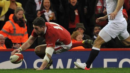 L'ailier gallois Alex Cuthbert marque son second essai du match face &agrave; l'Angleterre, &agrave; Cardiff (Royaume-Uni), le 16 mars 2013.&nbsp; (PAUL ELLIS / AFP)