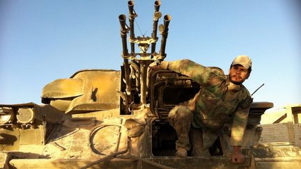 Un soldat de l'arm&eacute;e r&eacute;guli&egrave;re syrienne sort d'un char, dans la ville de Qousse&iuml;r (Syrie), reprise aux rebelles mercredi 5 juin 2013.&nbsp; ( AFP )