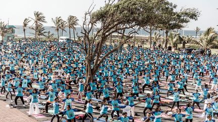 Après la salutation au soleil, les yogistes sud-africains, de plus en plus nombreux, s'adonnent à une série d'asanas (postures, en sankrit) et d'étirements. Mouvements destinés à faire circuler l'air dans le corps et à équilibrer les sept chakras principaux, autrement dit les centres énergétiques qui constituent l'être humain, selon la médecine ayurvédique. Le yoga est une discipline indienne traditionnelle, vieille de plus de 5.000 ans, à la fois corporelle et spirituelle. Inscrit depuis depuis 2016 au patrimoine immatériel de l'humanité, le yoga est en Occident davantage considéré comme une gymnastique douce et anti-âge que comme un moyen de soulager l'âme. (Rajesh JANTILAL / AFP)