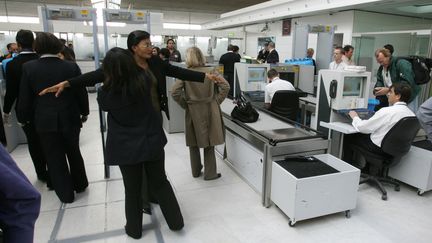 Un contr&ocirc;le de passagers avant embarquement, activit&eacute; dans laquelle est sp&eacute;cialis&eacute; Neo s&eacute;curit&eacute;,&nbsp;le 20 avril 2006 &agrave; l'a&eacute;roport de Roissy-Charles-de-Gaulle. (JACK GUEZ / AFP)