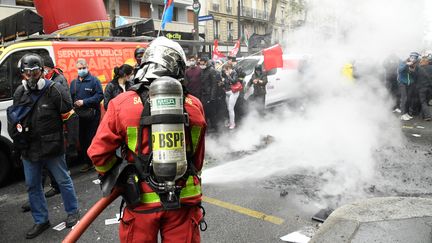 Un pompier lors des manifestations du 1er-Mai à Paris, le 1er mai 2022. (BERTRAND GUAY / AFP)