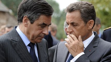 Fran&ccedil;ois Fillon et Nicolas Sarkozy, le 28 juin 2011 &agrave; Sabl&eacute;-sur-Sarthe (Sarthe). (ERIC FEFERBERG / AFP)