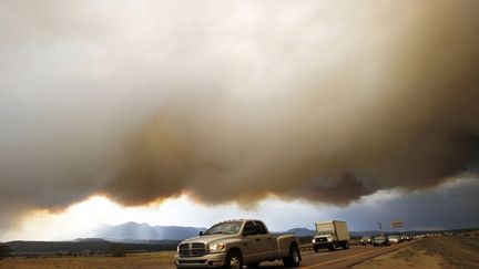 La fum&eacute;e qui se d&eacute;gage de l'incendie de for&ecirc;t qui ravage le canyon de Waldo (Colorado) plane au-dessus de la route pr&egrave;s de Colorado Springs, le 26 juin 2012. (RICK WILKING / REUTERS)