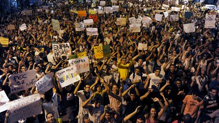 Des milliers de personnes ont d&eacute;fil&eacute; &agrave; Niteroi, pr&egrave;s de Rio de Janeiro (Br&eacute;sil), le 19 juin 2013. (TASSO MARCELO / AFP)