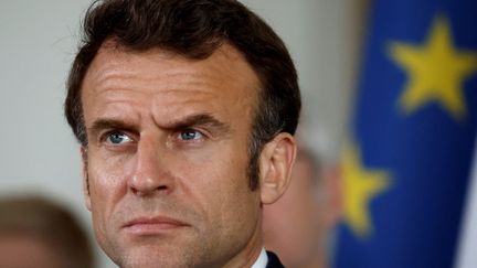 Rencontre du président Macron avec des professionnels de santé le 25 avril à Vendôme alors que des manifestants sont maintenus à l'écart en raison d'un arrêté préfectoral, finalement annulé par la justice administrative (GONZALO FUENTES / POOL)