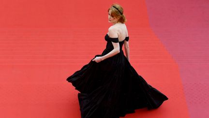 L'actrice britannique Emily Beecham&nbsp;fait tournoyer sa robe sur le tapis rouge. Elle est à l'affiche de Little Joe, le film de Jessica Hausner présenté en compétition. (ANTONIN THUILLIER / AFP)