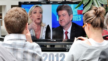 Marine Le Pen et Jean-Luc Mélenchon débattent lors de la campagne des législatives de 2012. (PHILIPPE HUGUEN / AFP)