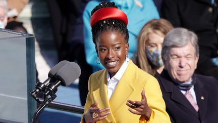 La poétesse Amanda Gorman lit un de ses textes lors de l'investiture du président américain Joe Biden, à Washington, le 20 janvier 2021. (ALEX WONG / GETTY IMAGES NORTH AMERICA / AFP)