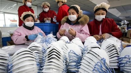 Dans une usine de fabrication de masques de protection à Handan, dans le nord-est de la Chine, le 22 janvier 2020. (AFP)