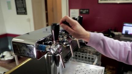 Crise énergétique : les tireuses à bière inutilisées dans un bar pour faire baisser la facture (France 2)