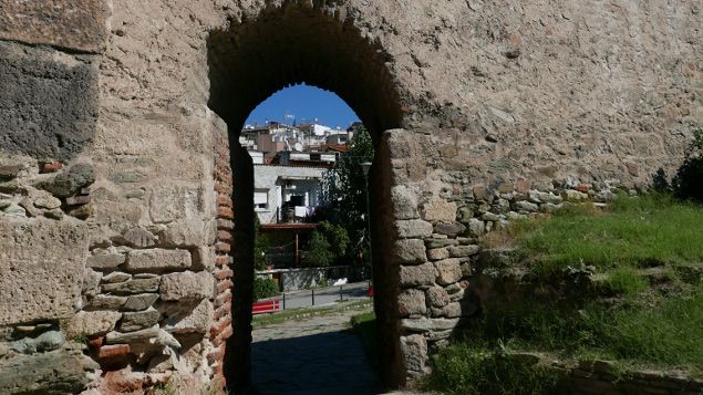 &nbsp; (Un passage creusé dans les remparts ottomans de Thessalonique ©)