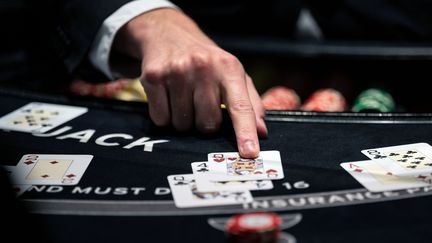 Un croupier distribue des cartes à une table de blackjack au Casino Stuttgart, en Allemagne, en septembre 2020. Photo d'illustration. (MARIJAN MURAT / DPA)