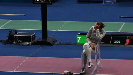 L'escrimeuse russe Anna Smirnova, attendant que l'Ukrainienne Olga Kharlan vienne lui serrer la main après leur match, le 27 juillet 2023. (ANDREAS SOLARO / AFP)